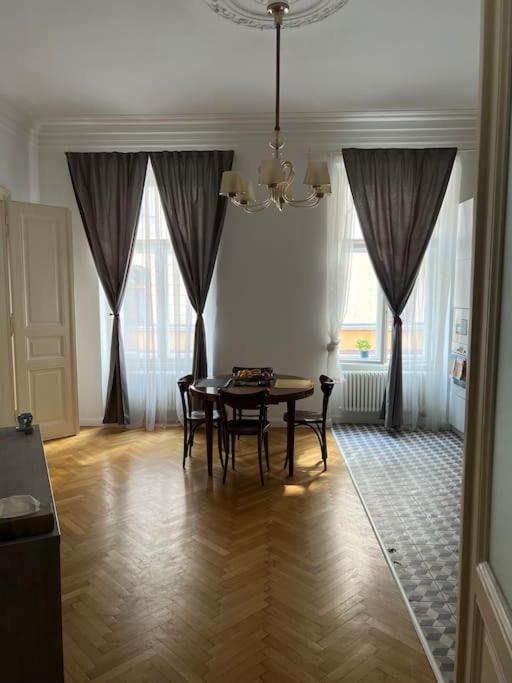 Beautiful Condo At The Old Town Bratislava Eksteriør billede